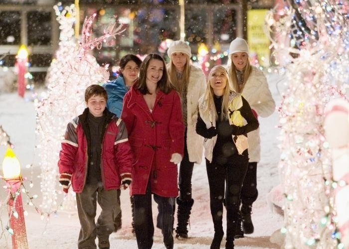 Kristin Davis, Kristin Chenoweth, Alia Shawkat, Dylan Blue, Kelly Aldridge, and Sabrina Aldridge in Добро пожаловать, или Соседям вход воспрещён (2006)