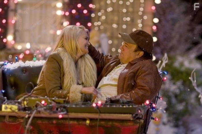 Danny DeVito and Kristin Chenoweth in Добро пожаловать, или Соседям вход воспрещён (2006)