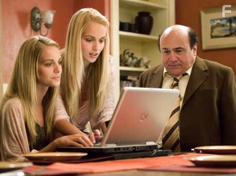 Danny DeVito, Kelly Aldridge, and Sabrina Aldridge in Добро пожаловать, или Соседям вход воспрещён (2006)