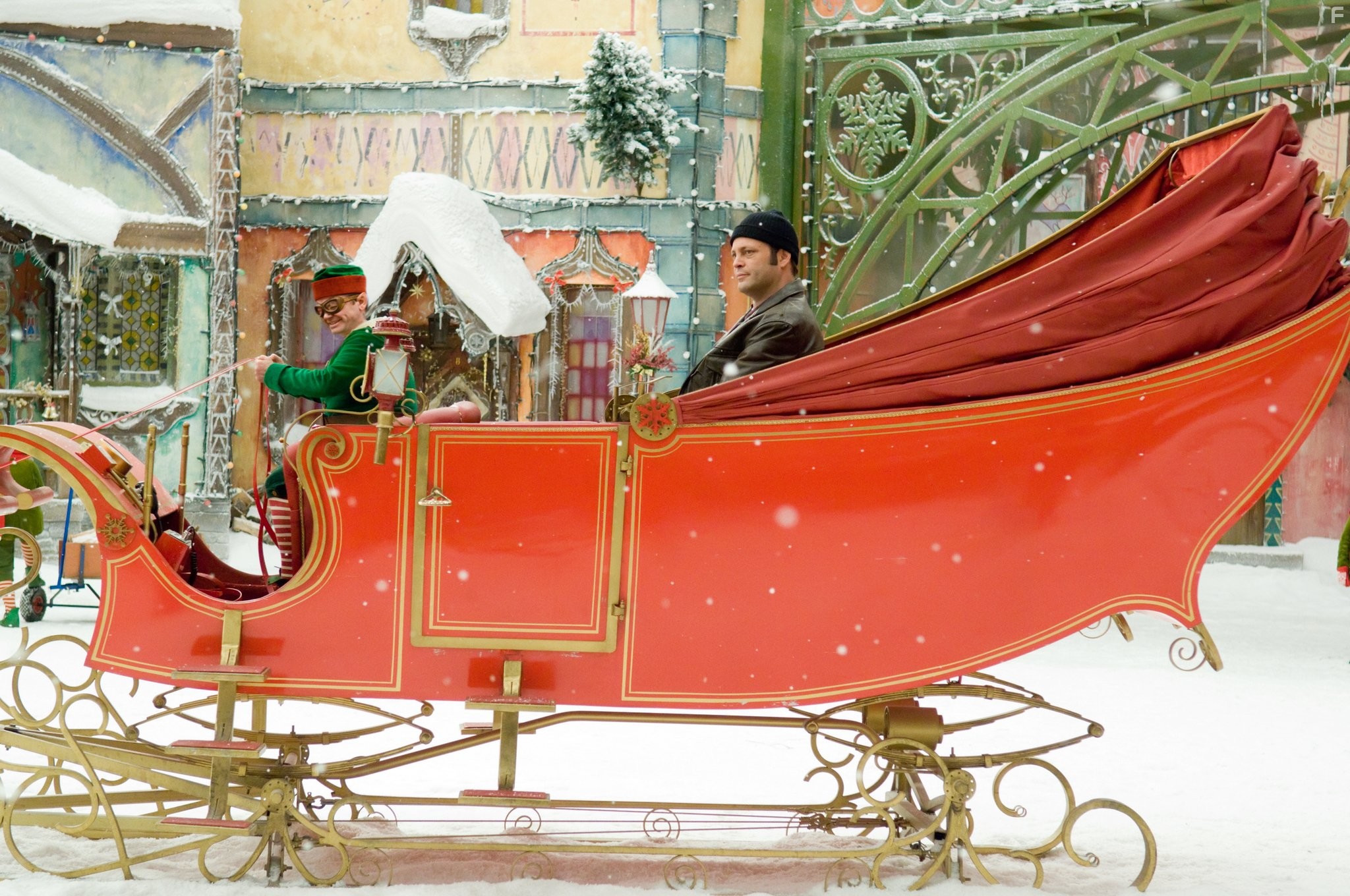 Vince Vaughn and John Michael Higgins in Фред Клаус, брат Санты (2007)