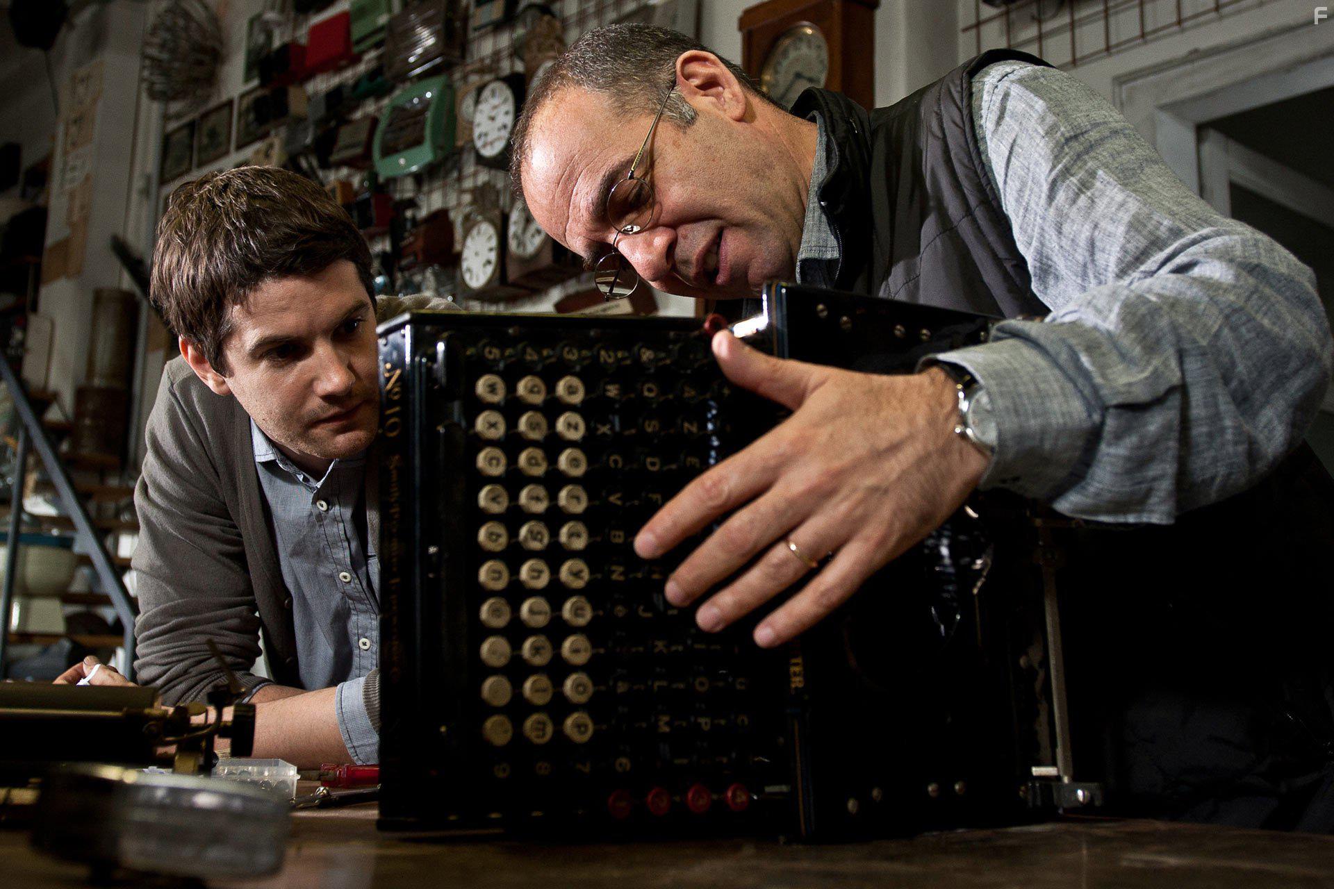 Jim Sturgess and Giuseppe Tornatore in La migliore offerta (2013)