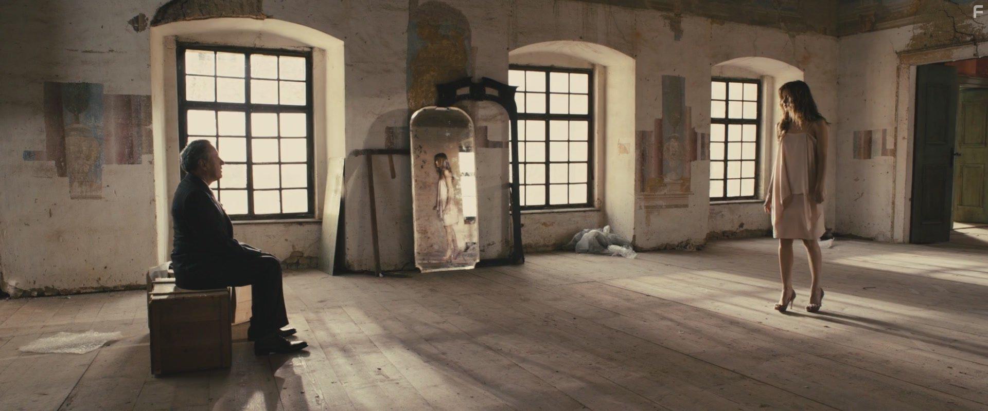 Geoffrey Rush and Sylvia Hoeks in La migliore offerta (2013)