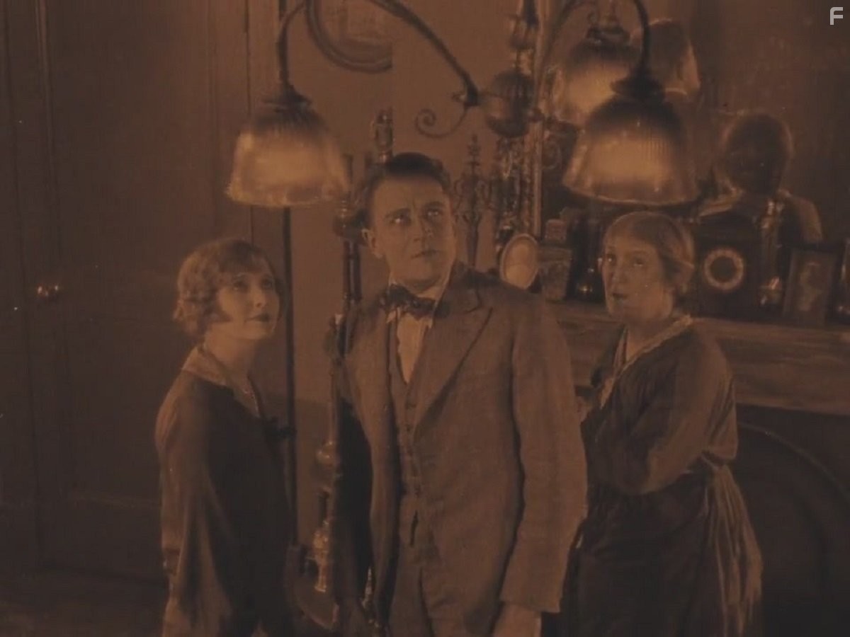 Marie Ault, June, and Malcolm Keen in Жилец (1927)