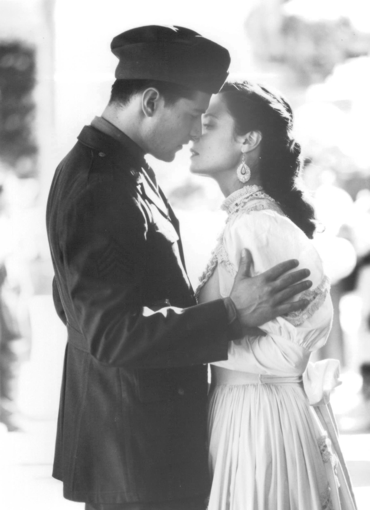 Keanu Reeves and Aitana S?nchez-Gij?n in Прогулка в облаках (1995)