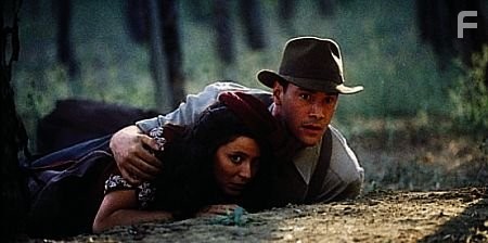 Keanu Reeves and Aitana S?nchez-Gij?n in Прогулка в облаках (1995)