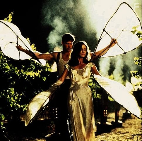 Keanu Reeves and Aitana S?nchez-Gij?n in Прогулка в облаках (1995)