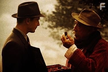 Anthony Quinn and Keanu Reeves in Прогулка в облаках (1995)