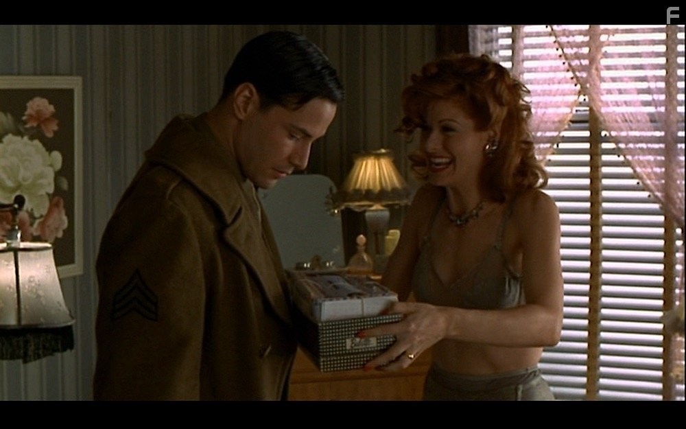 Keanu Reeves and Debra Messing in Прогулка в облаках (1995)