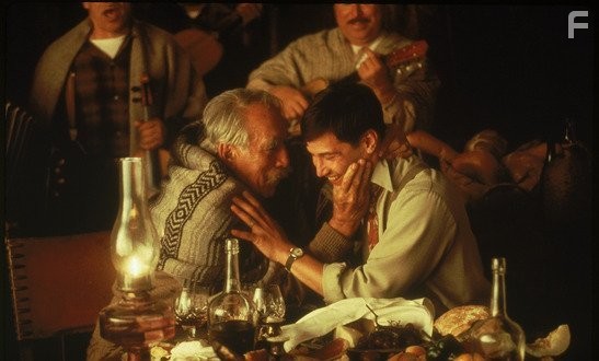 Anthony Quinn and Keanu Reeves in Прогулка в облаках (1995)