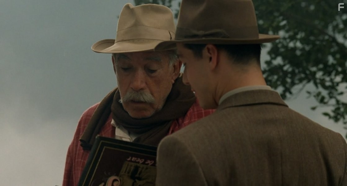 Anthony Quinn and Keanu Reeves in Прогулка в облаках (1995)