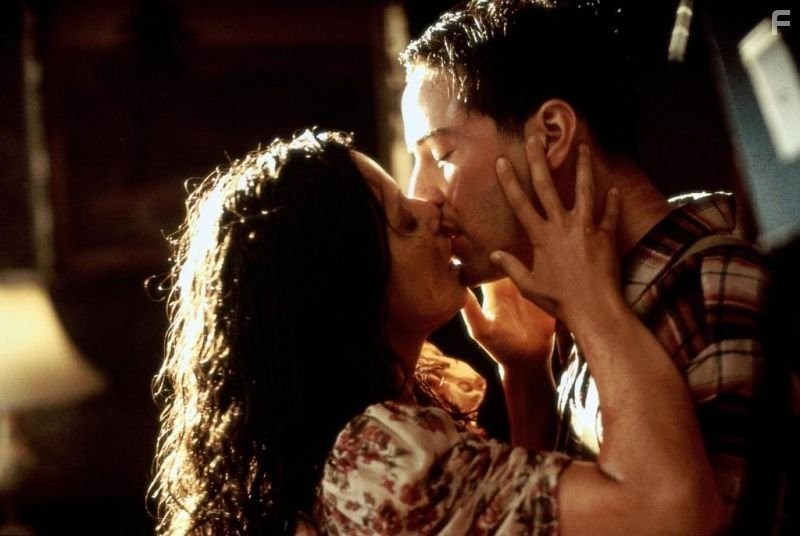 Keanu Reeves and Aitana S?nchez-Gij?n in Прогулка в облаках (1995)