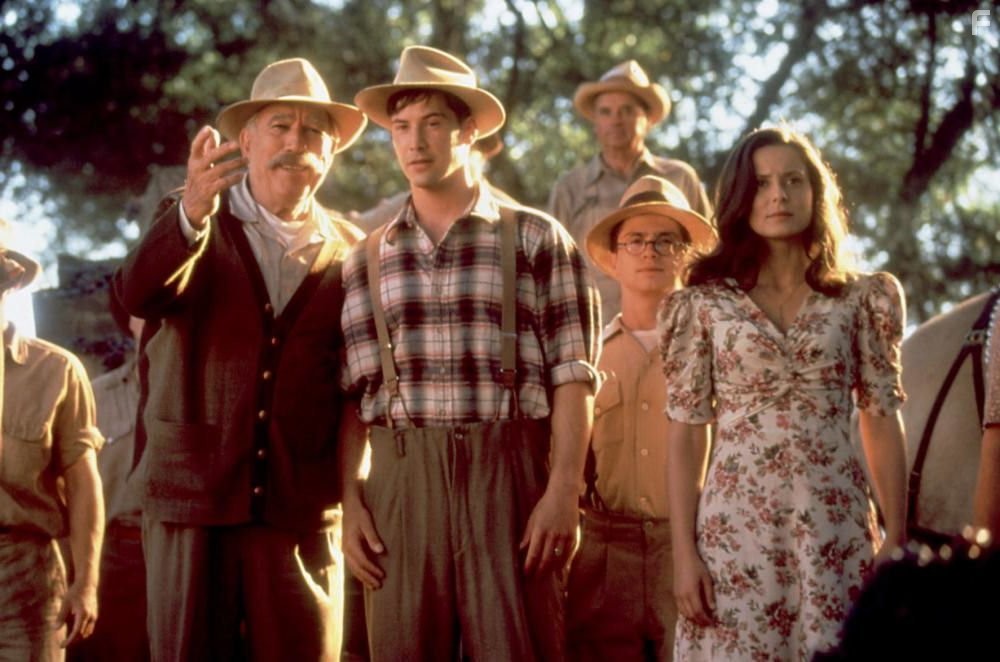 Anthony Quinn, Keanu Reeves, Freddy Rodr?guez, and Aitana S?nchez-Gij?n in Прогулка в облаках (1995)