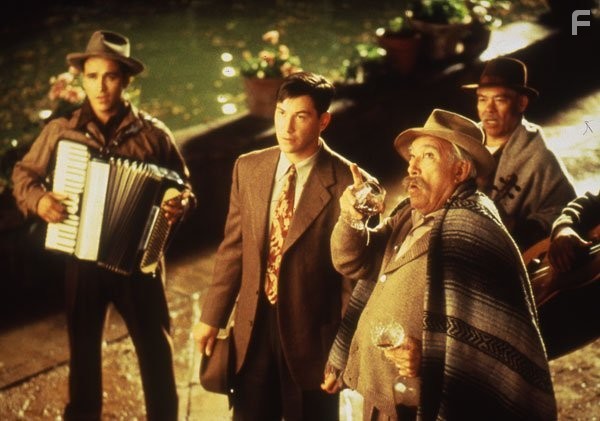 Anthony Quinn and Keanu Reeves in Прогулка в облаках (1995)