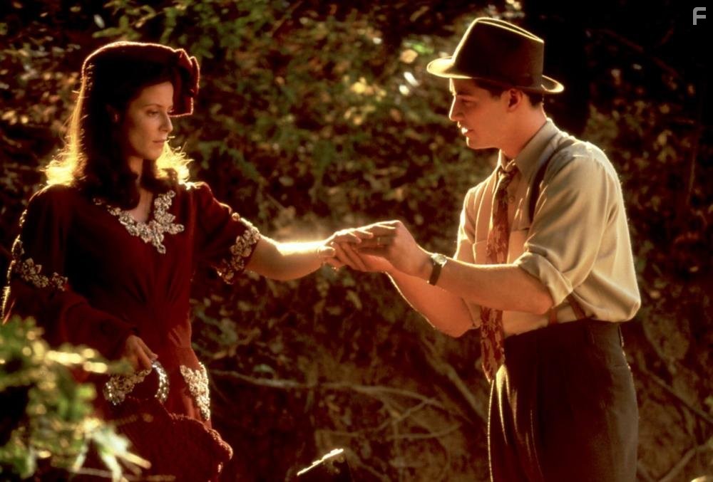 Keanu Reeves and Aitana S?nchez-Gij?n in Прогулка в облаках (1995)