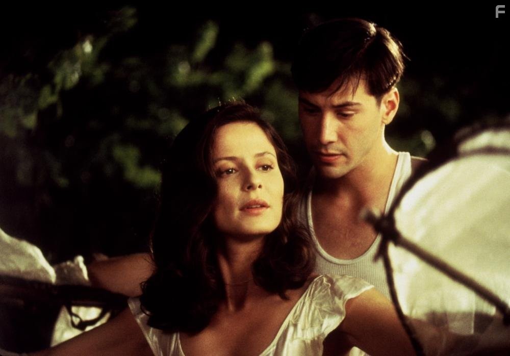 Keanu Reeves and Aitana S?nchez-Gij?n in Прогулка в облаках (1995)