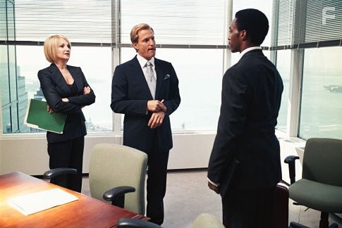 Ellen Barkin, Woody Harrelson, and Anthony Mackie in Она ненавидит меня (2004)