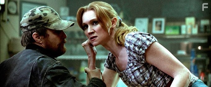 Sam Rockwell and Amy Sloan in Единственный выстрел (2013)