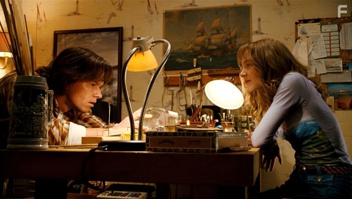 Mark Wahlberg and Saoirse Ronan in Милые кости (2009)