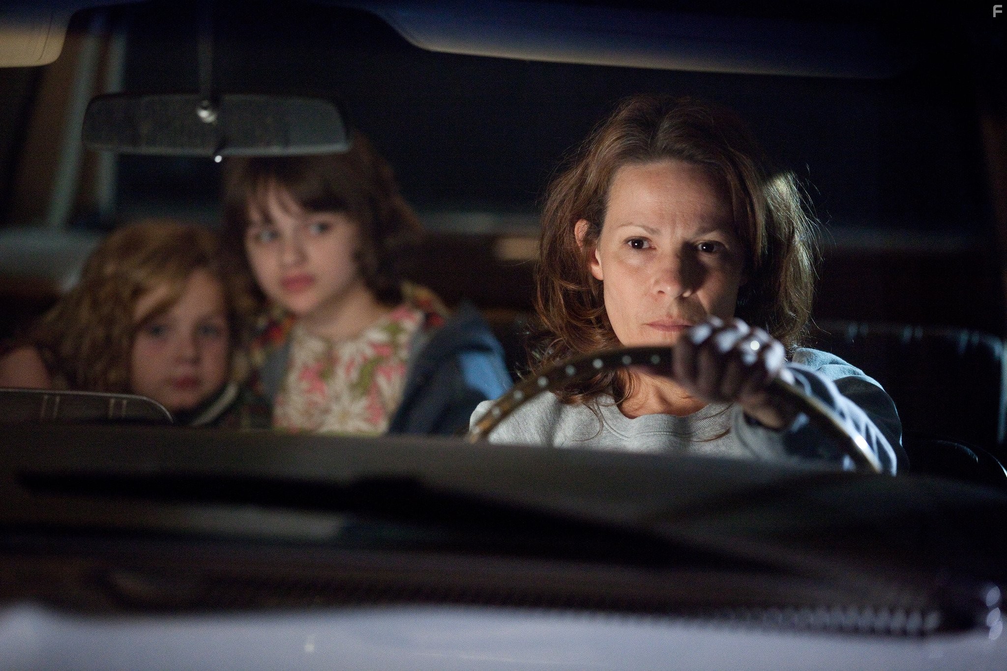 Lili Taylor, Joey King, and Kyla Deaver in Заклятие (2013)