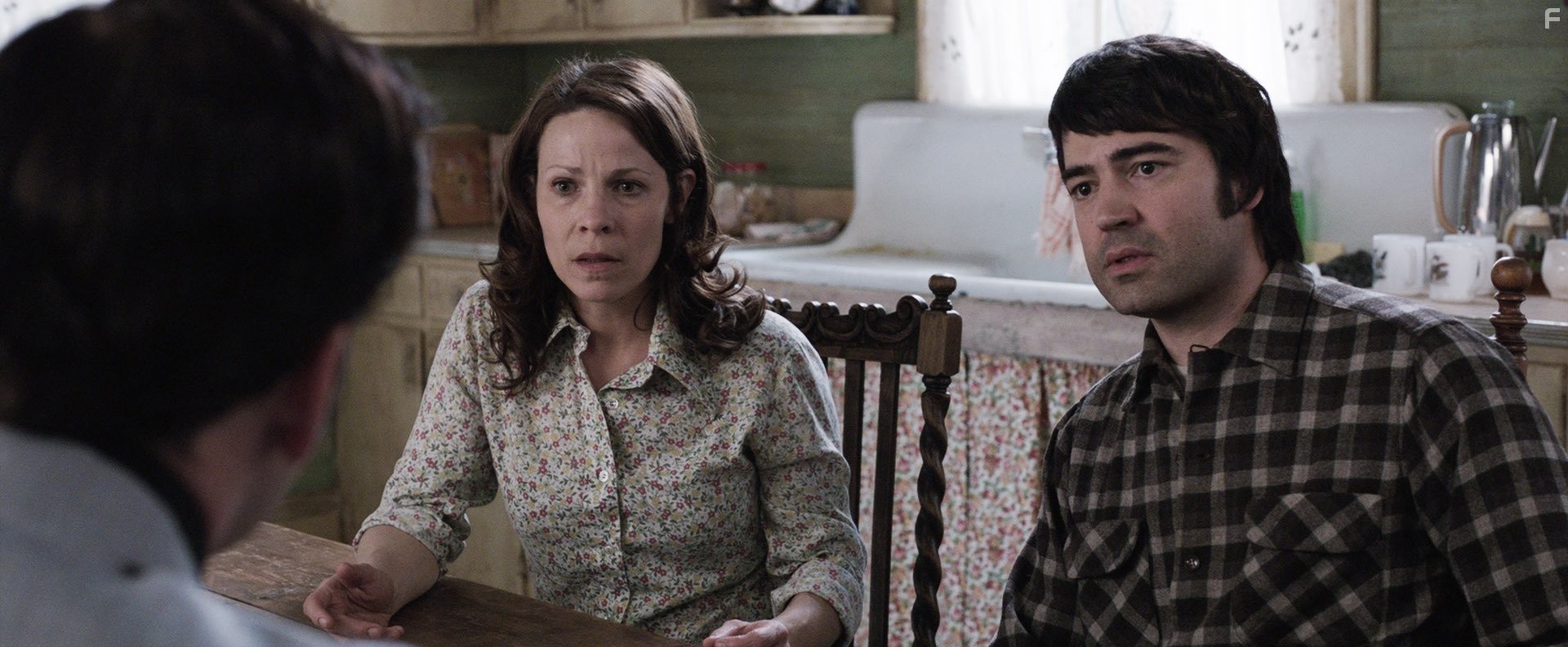 Lili Taylor and Ron Livingston in Заклятие (2013)