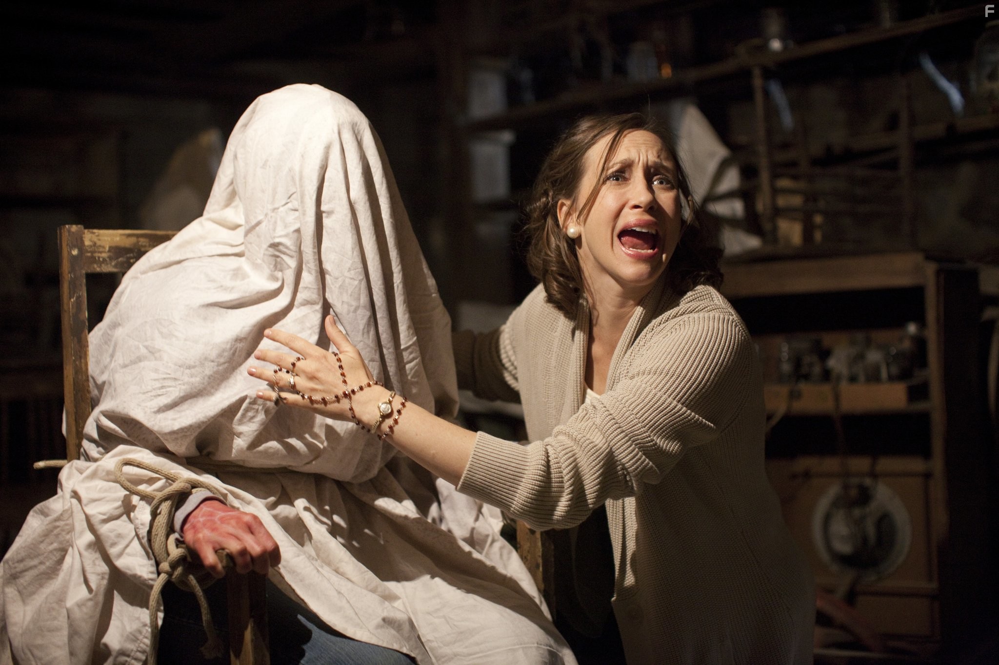 Lili Taylor and Vera Farmiga in Заклятие (2013)