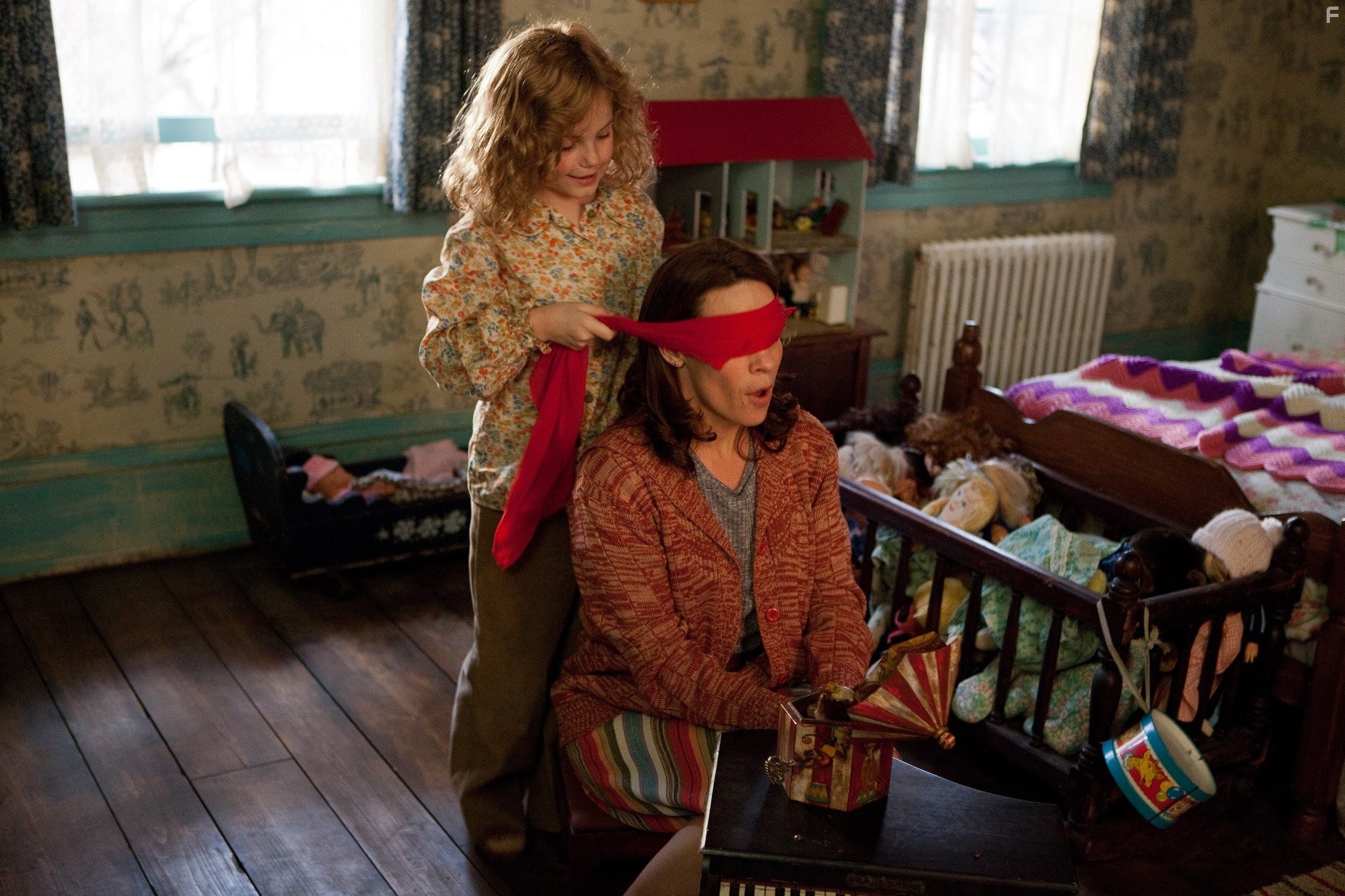 Lili Taylor and Kyla Deaver in Заклятие (2013)