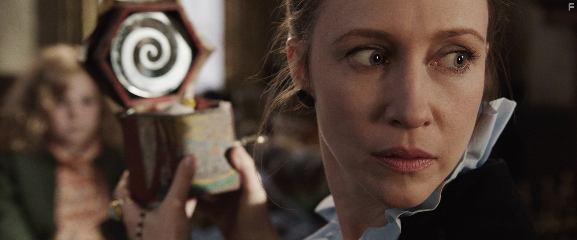 Vera Farmiga and Kyla Deaver in Заклятие (2013)