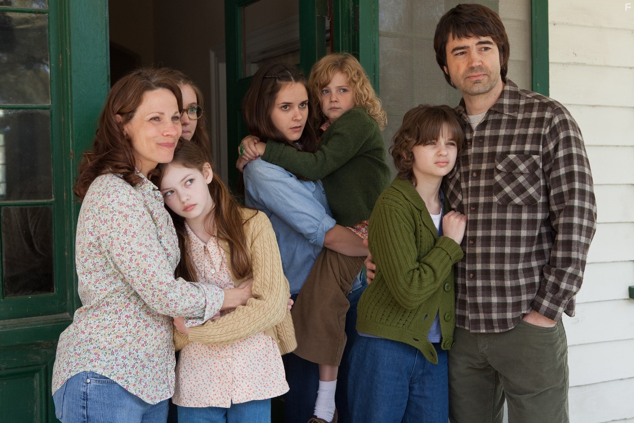 Lili Taylor, Ron Livingston, Joey King, Hayley McFarland, Shanley Caswell, Mackenzie Foy, and Kyla Deaver in Заклятие (2013)