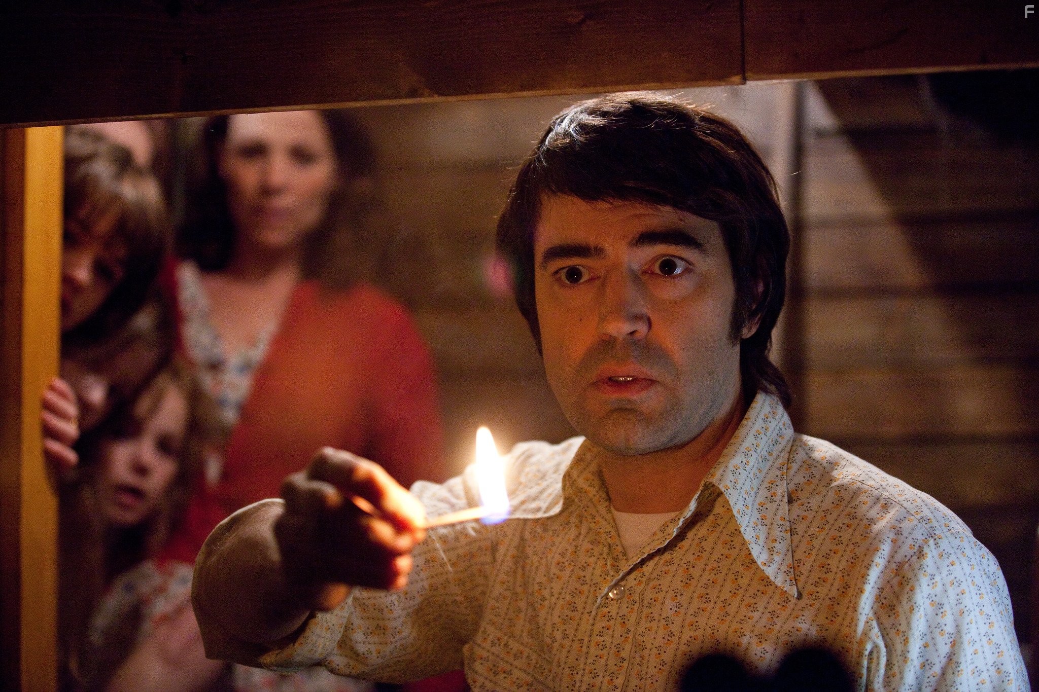 Lili Taylor and Ron Livingston in Заклятие (2013)
