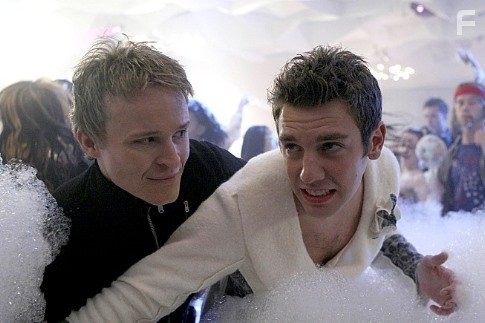 Bret Harrison and Damon Herriman in Везунчик Сэм (2006)