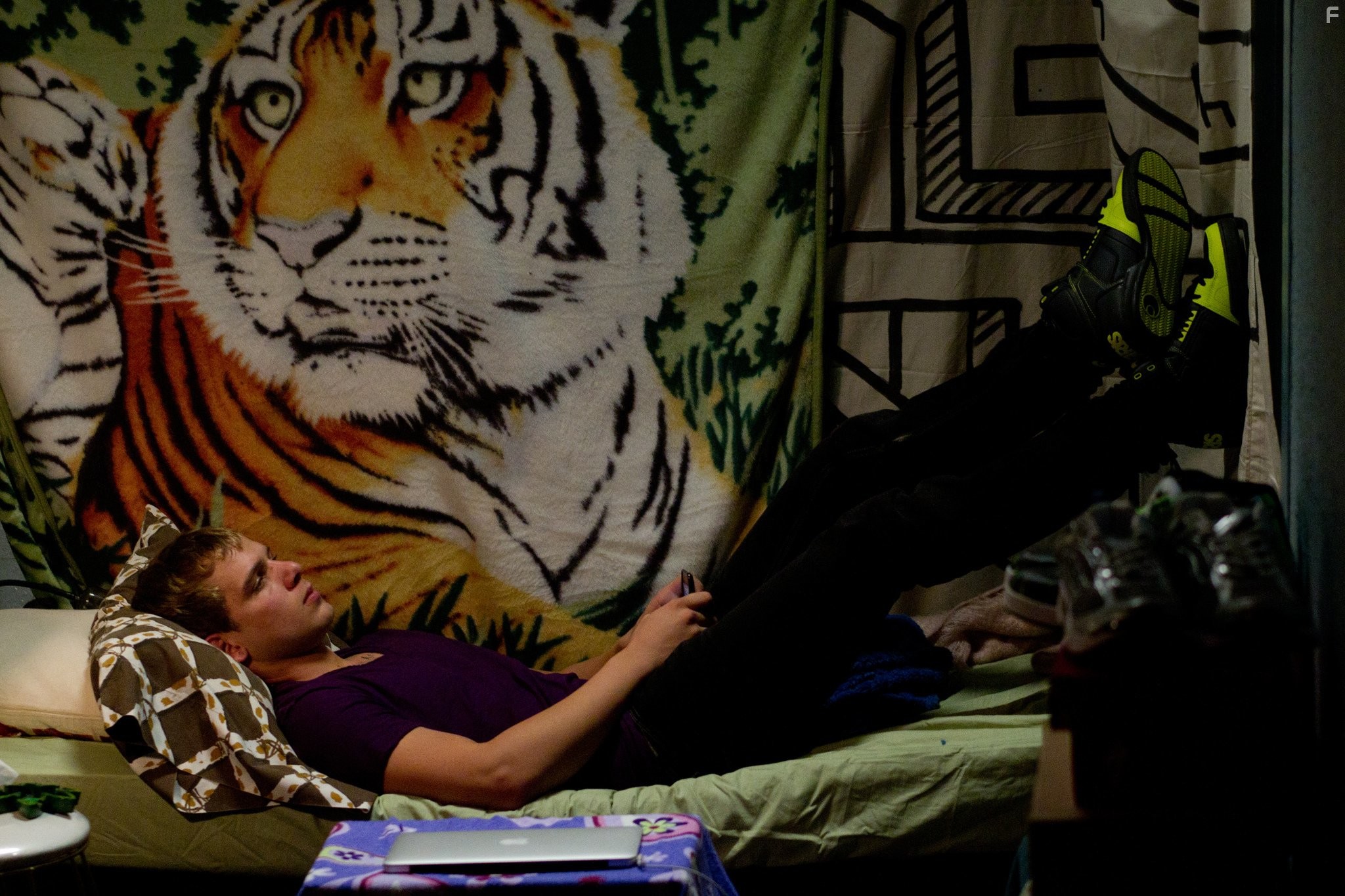 Max Thieriot in Связи нет (2012)