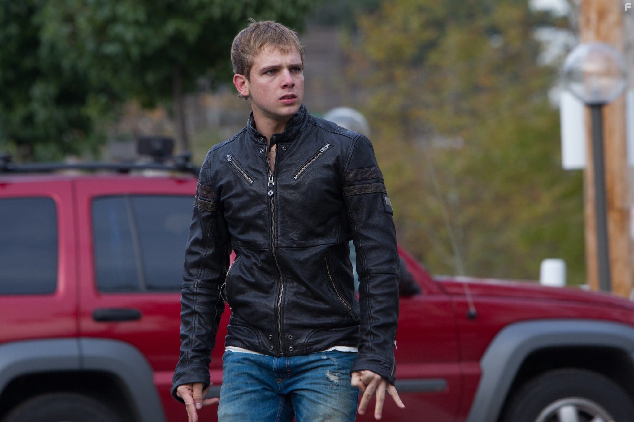 Max Thieriot in Связи нет (2012)