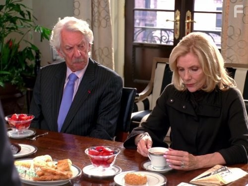 Donald Sutherland and Jill Clayburgh in Грязные мокрые деньги (2007)