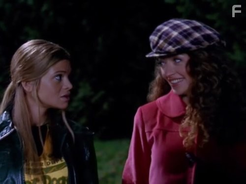 Rebecca Gayheart and Ellen Muth in Мёртвые, как я (2003)