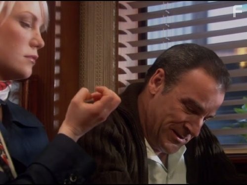 Mandy Patinkin and Laura Harris in Мёртвые, как я (2003)