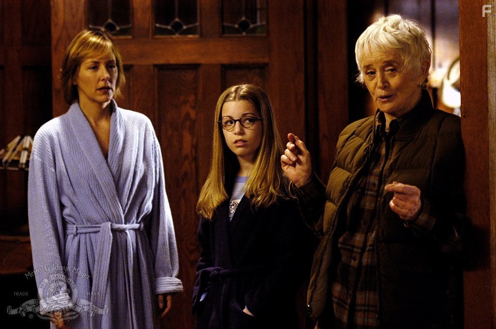 Barbara Barrie, Britt McKillip, and Cynthia Stevenson in Мёртвые, как я (2003)