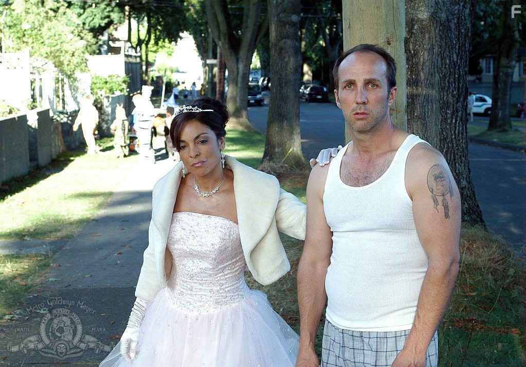 Jasmine Guy and Michael Rogers in Мёртвые, как я (2003)