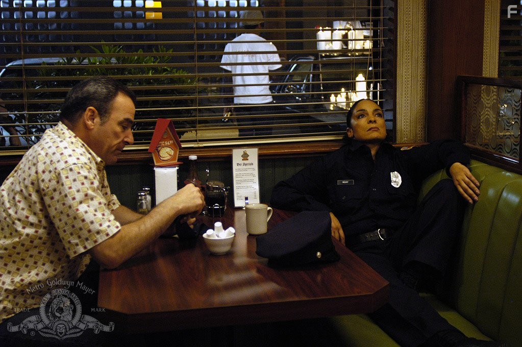 Mandy Patinkin and Jasmine Guy in Мёртвые, как я (2003)