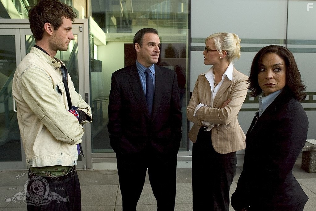 Mandy Patinkin, Jasmine Guy, Callum Blue, and Laura Harris in Мёртвые, как я (2003)