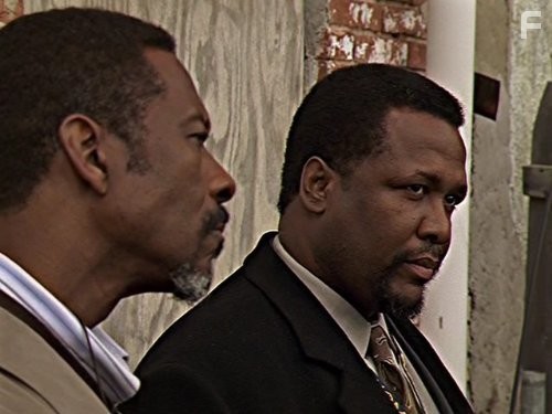 Clarke Peters and Wendell Pierce in Прослушка (2002)