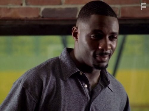 Idris Elba in Прослушка (2002)