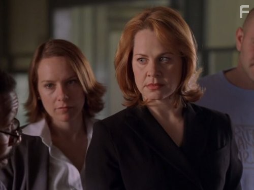 Deirdre Lovejoy and Amy Ryan in Прослушка (2002)