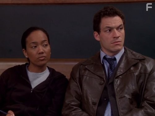 Sonja Sohn and Dominic West in Прослушка (2002)