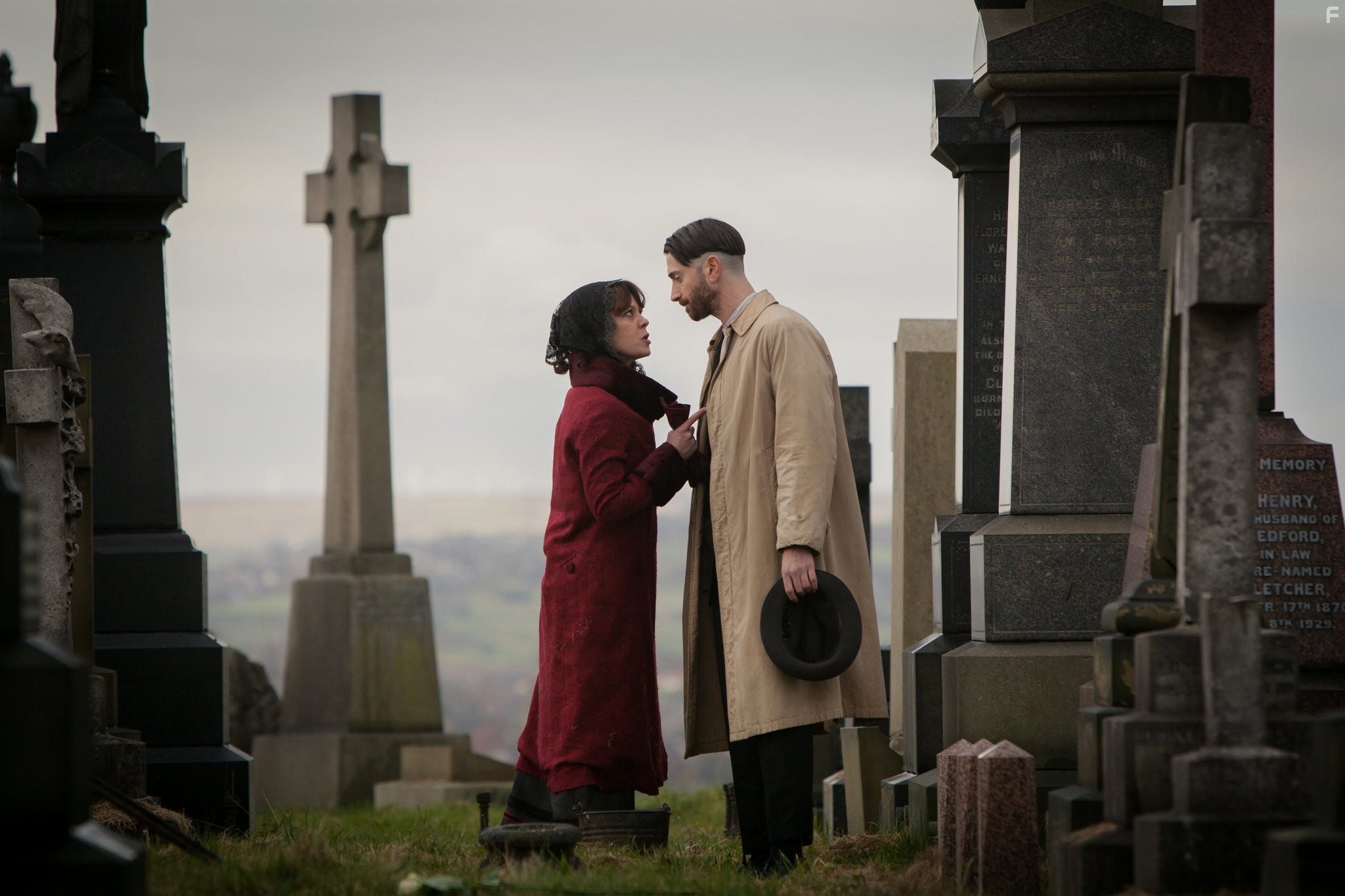 Iddo Goldberg and Helen McCrory in Острые козырьки (2013)