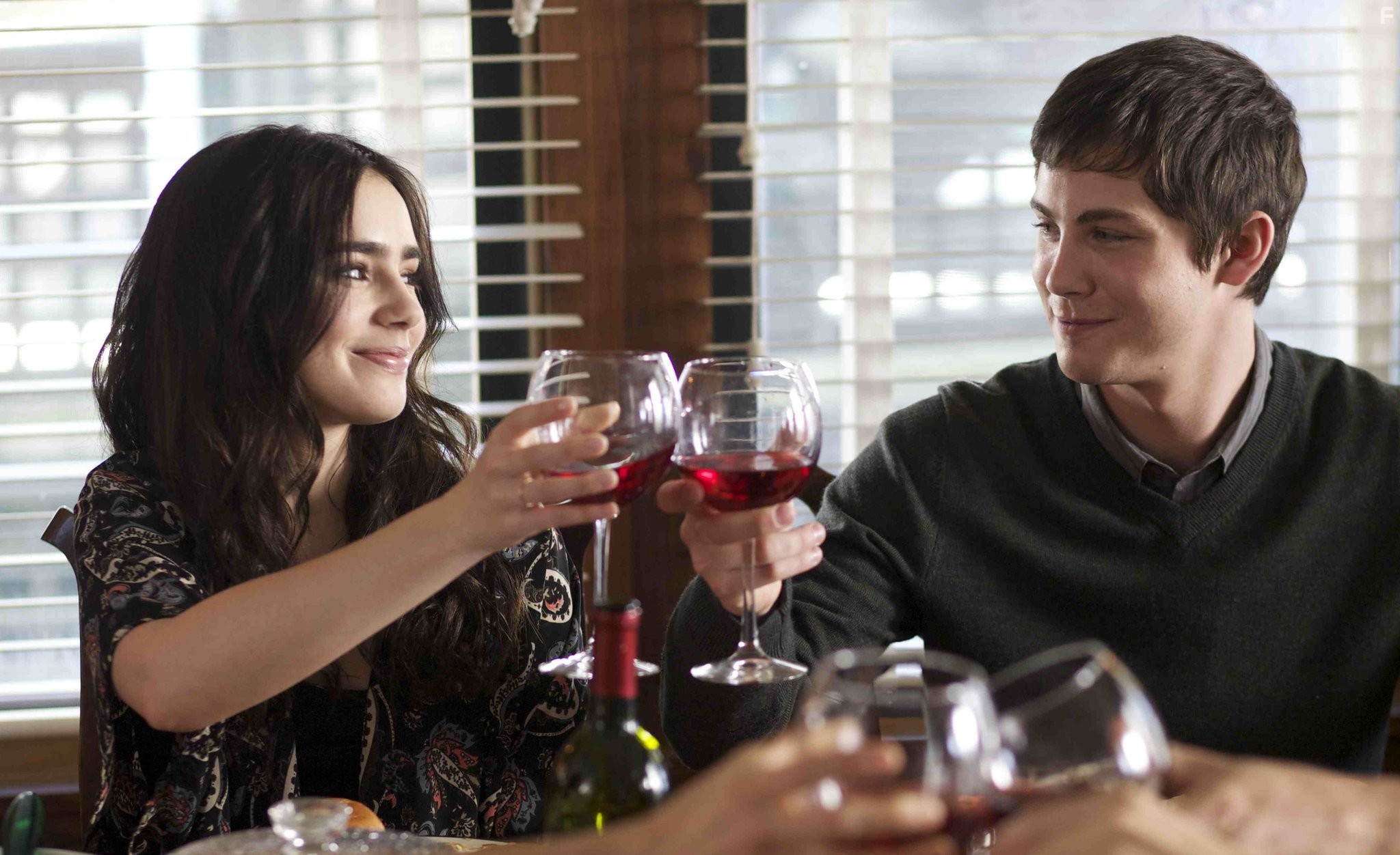 Logan Lerman and Lily Collins in Застрял в любви (2012)