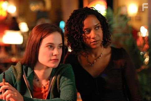 Caroline Dhavernas and Tracie Thoms in Чyдопад (2004)