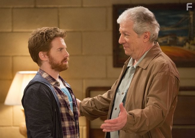 Seth Green and Peter Riegert in Папаши (2013)