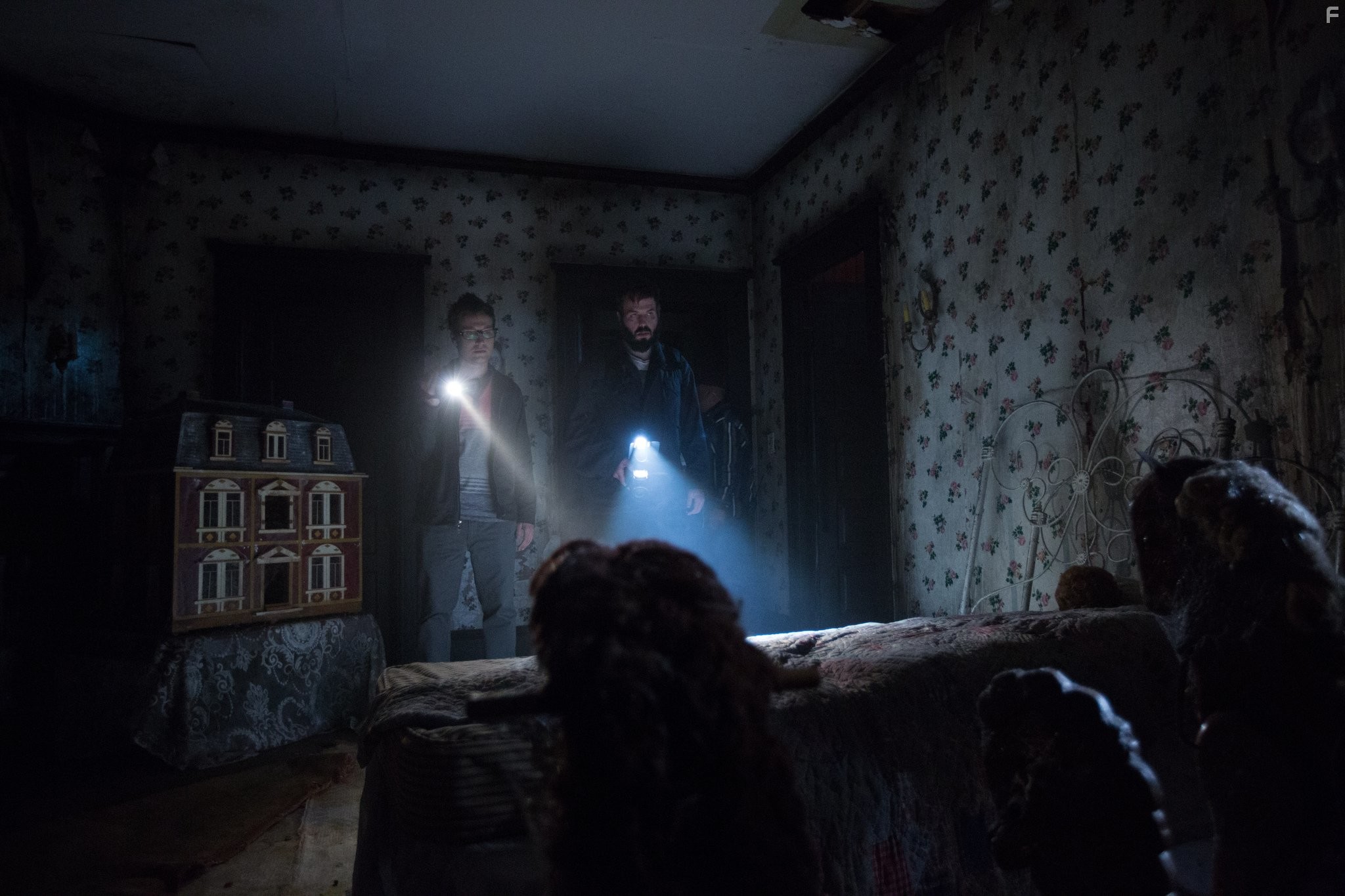 Angus Sampson and Leigh Whannell in Астрал: Глава 2 (2013)