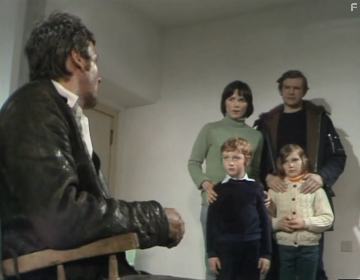 Stephen Dudley, Lucy Fleming, John Hallet, Ian McCulloch, and Tanya Ronder in Survivors (1975)