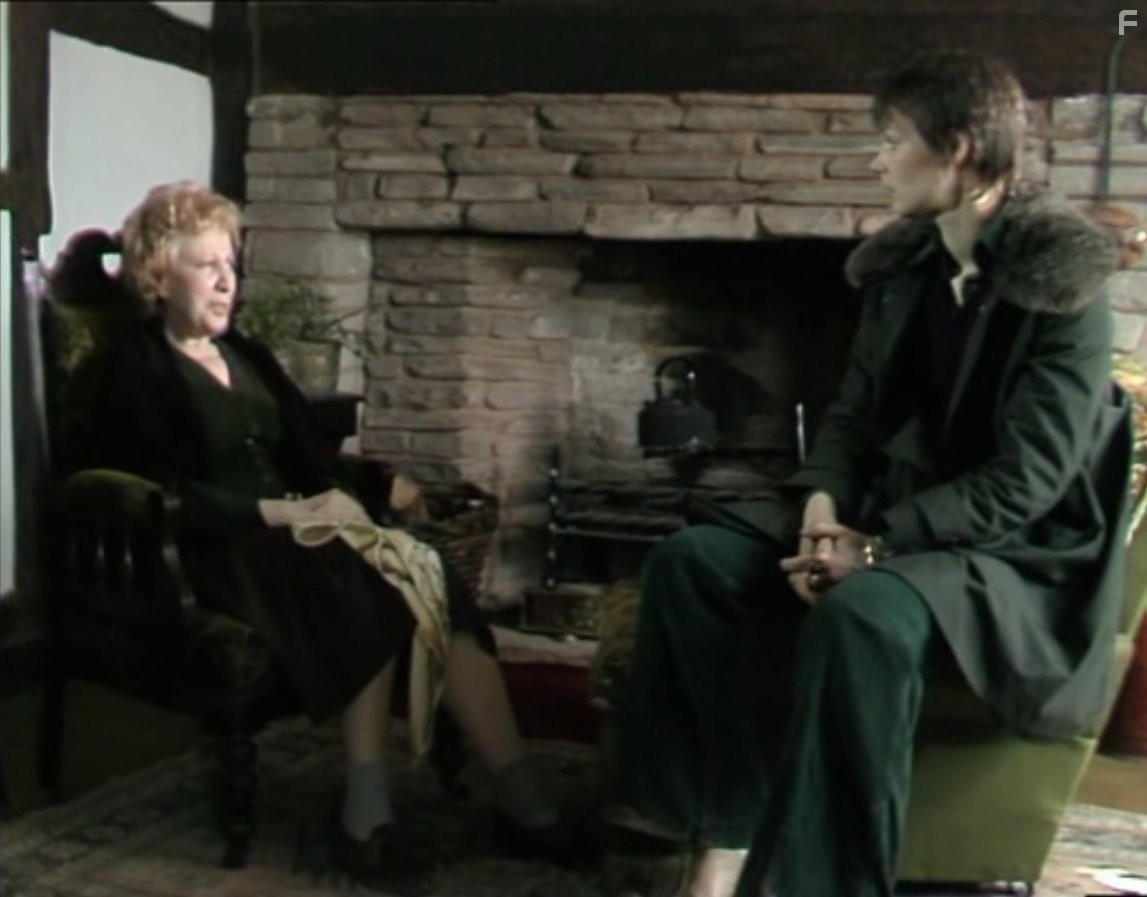 Hana Maria Pravda and Carolyn Seymour in Survivors (1975)